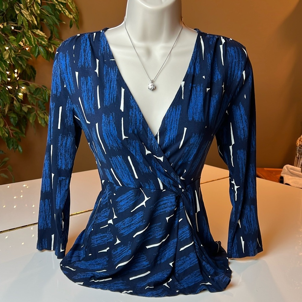 💙ANN TAYLOR BLUE & WHITE V NECK WRAP TO SIDE 3/4 SLEEVE TOP SIZE SMALL💙